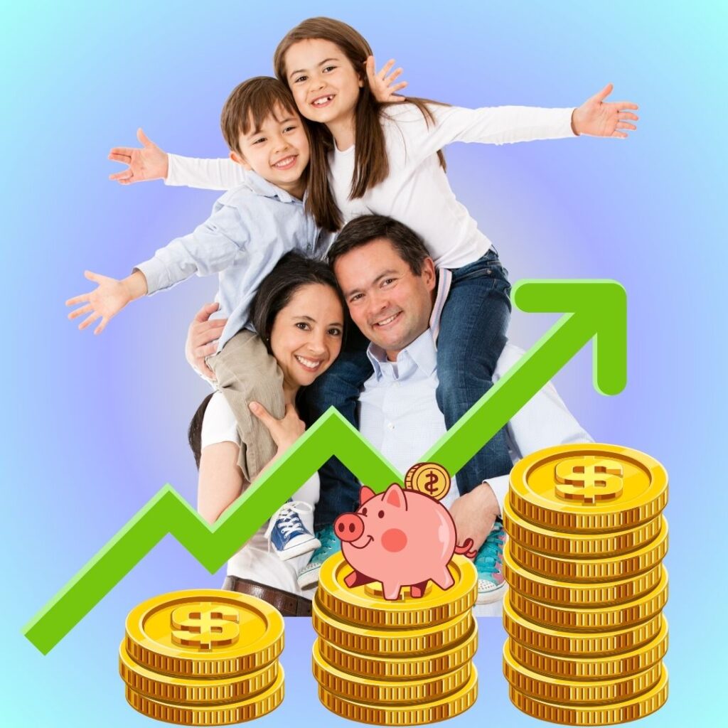 Glückliche Familie mit zwei Kindern auf den Schultern der Eltern, darüber eine steigende Gewinnkurve, ein Sparschwein und gestapelte Münzen