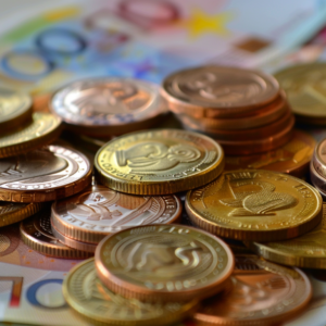 Haufen von Euro-Münzen verschiedener Nennwerte auf Euro-Banknoten